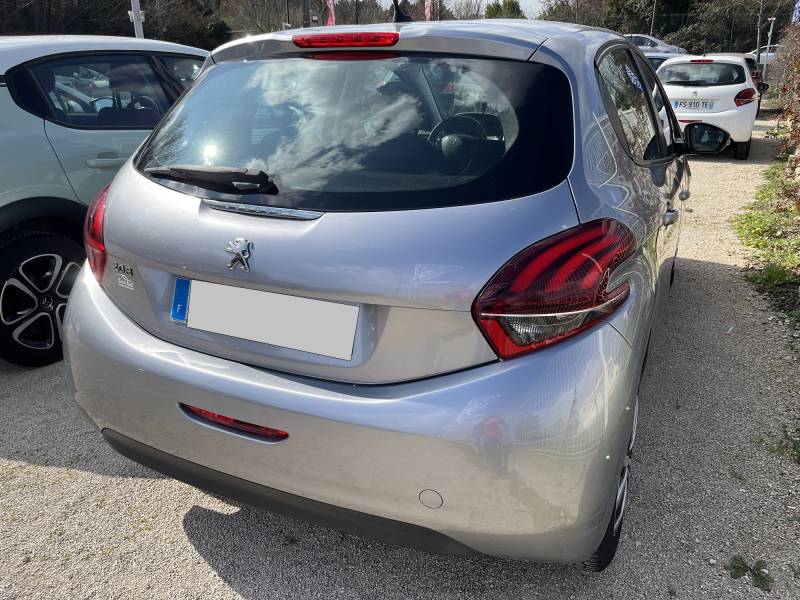 Voiture d’occasion PEUGEOT 208 I Ph2 1.6 Blue HDI 100 Active Business 5p. avec Climatisation et régulateur + Limiteur de vitesse ainsi que Carplay. Garantie 12 Mois.