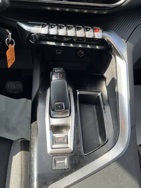 Voiture d’occasion PEUGEOT 3008 II 1.5 BLUE HDI 130 Active Business. EAT 8. 5p. 1ère Main avec  Radars AV + AR + Caméra et Régulateur + Limiteur de vitesse ainsi que CarPlay. Garantie 12 Mois.