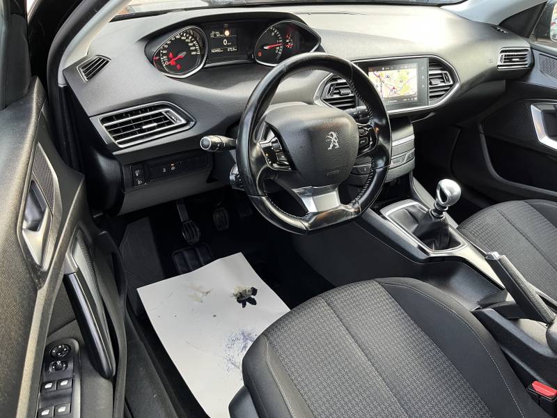 Elle est équipée d’une boîte manuelle 6 vitesses, associée au moteur 1.5 BlueHDi 120 ch diesel, reconnu pour sa sobriété et sa fiabilité. A CARPENTRAS