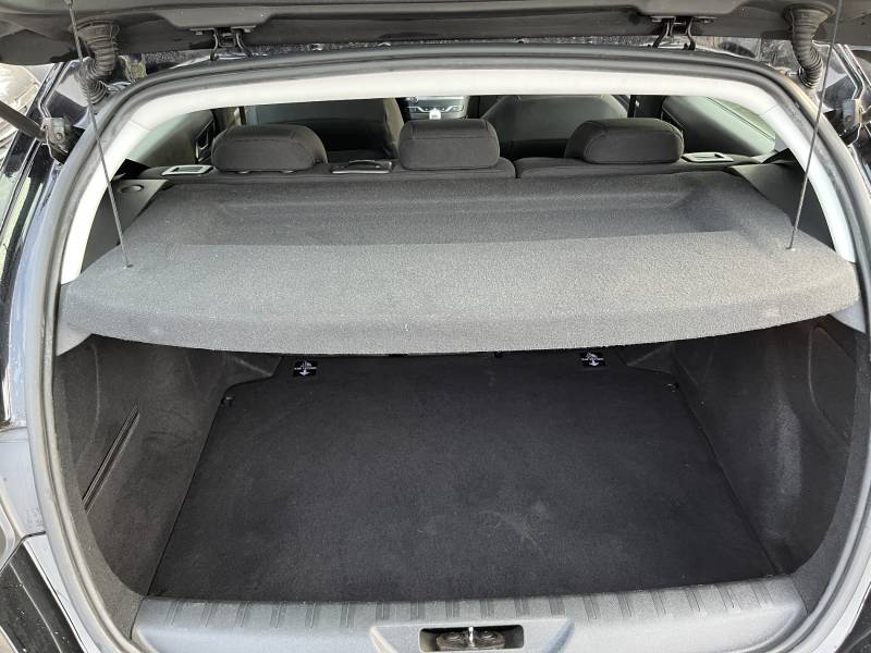 Mise en circulation le 15/05/2018, cette Voiture d’occasion PEUGEOT 308 II Ph2 1.5 Blue HDi 120 Active Business BV6 5 portes affiche 163 241 km d’origine garantis. A ARLES