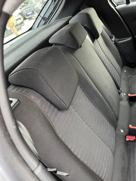 Voiture d’occasion PEUGEOT 208 II 1.5 Blue HDI 102 Active Business. 1ère Main. BV6. 5p. avec CarPlay et régulateur et limiteur de vitesse ainsi que GPS Europe Tactile. Garantie 12 Mois.