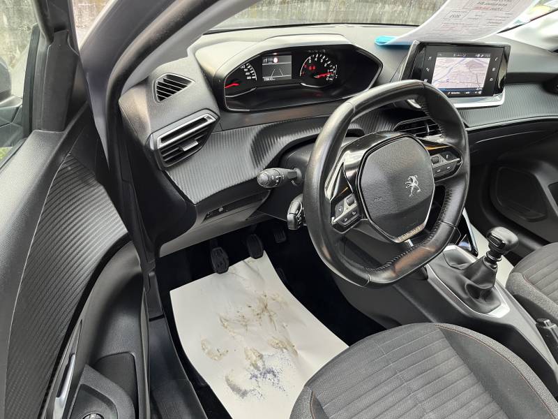 Voiture d’occasion PEUGEOT 208 II 1.5 Blue HDI 102 Active Business. 1ère Main. BV6. 5p. avec CarPlay et régulateur et limiteur de vitesse ainsi que GPS Europe Tactile. Garantie 12 Mois.