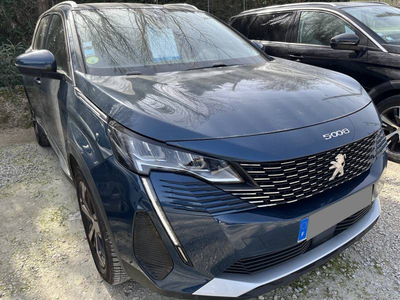 5008 II 1.5 BLUE HDI 130 Allure Pack EAT 8 7P 1ère Main, un SUV/monospace moderne, spacieux et confortable, idéal pour les familles comme pour les longs trajets. A AVIGNON