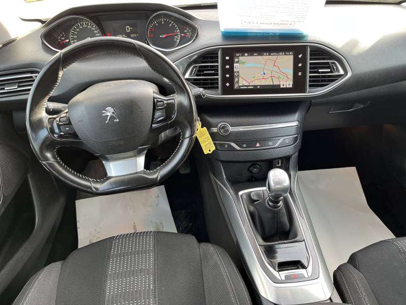 Voiture d’occasion PEUGEOT 308 II 1.6 BLUE HDI 120 Allure. BV6. 5p. avec GPS Europe Tactile et Régulateur + Limiteur de vitesse ainsi que Radar AV + AR. Garantie 12 Mois.