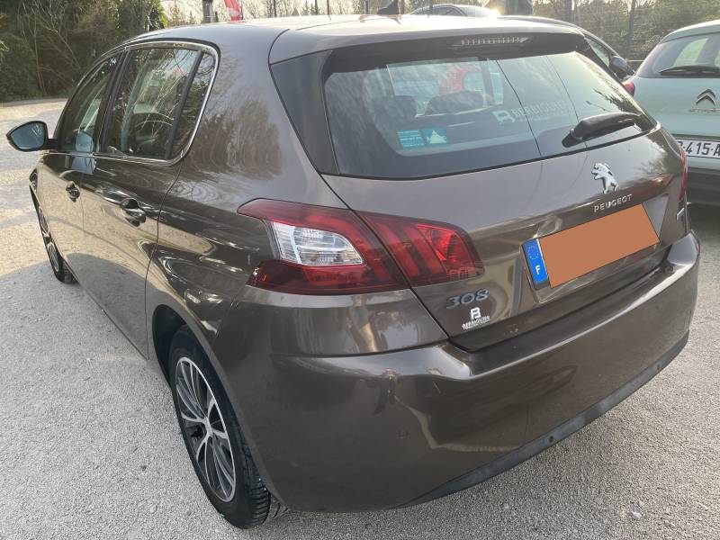  308 II 1.6 BLUE HDI 120 Allure BV6 mise en circulation le 16/06/2015 affiche 149 546 km d’origine garantis. A ORANGE