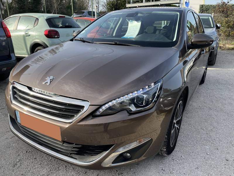 Voiture d’occasion PEUGEOT 308 II 1.6 BLUE HDI 120 Allure. BV6. 5p. avec GPS Europe Tactile et Régulateur + Limiteur de vitesse ainsi que Radar AV + AR. Garantie 12 Mois.