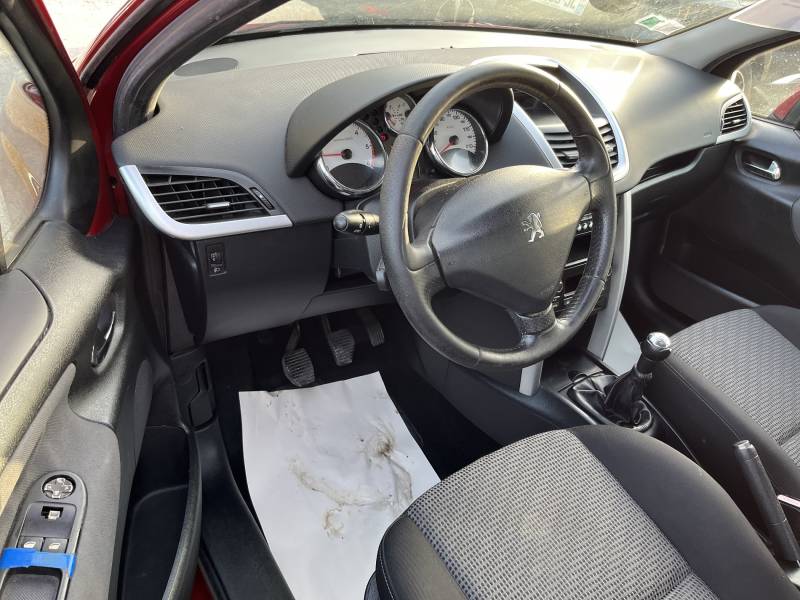 Voiture d’occasion PEUGEOT 207 Ph2 1.6 HDI 90 PRENIUM. 5p. climatisation automatique bizone ainsi que régulateur et limiteur de vitesse. Garantie 12 Mois.
