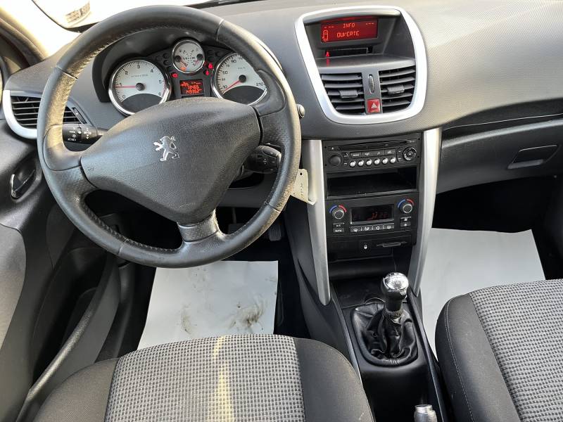 Voiture d’occasion PEUGEOT 207 Ph2 1.6 HDI 90 PRENIUM. 5p. climatisation automatique bizone ainsi que régulateur et limiteur de vitesse. Garantie 12 Mois.