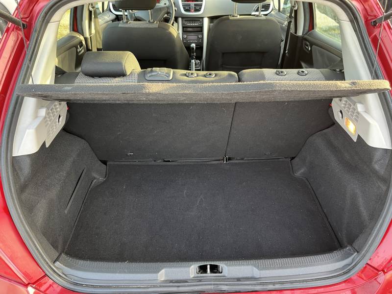Voiture d’occasion PEUGEOT 207 Ph2 1.6 HDI 90 PRENIUM. 5p. climatisation automatique bizone ainsi que régulateur et limiteur de vitesse. Garantie 12 Mois.