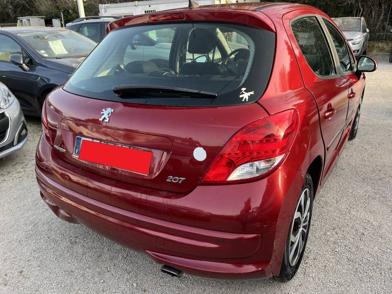 Voiture d’occasion PEUGEOT 207 Ph2 1.6 HDI 90 PRENIUM. 5p. climatisation automatique bizone ainsi que régulateur et limiteur de vitesse. Garantie 12 Mois.