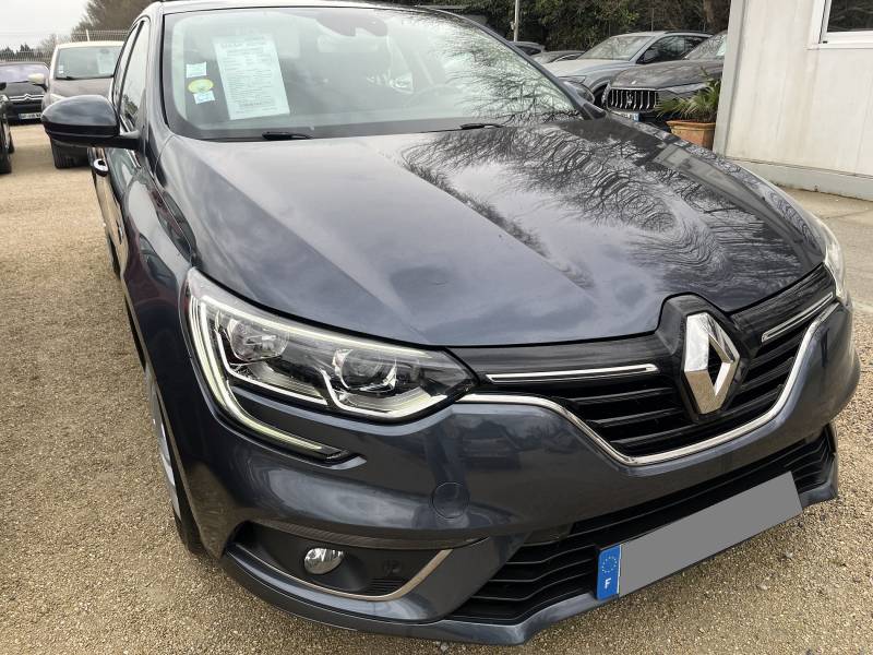 Radars de stationnement avant et arrière pour faciliter vos manœuvres. A ORANGE