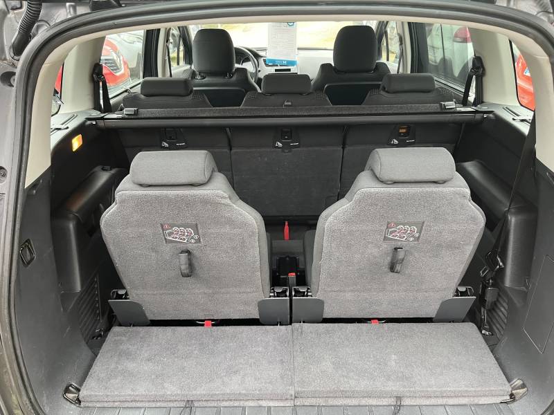 Voiture d’occasion PEUGEOT 5008 I Ph2 1.6 HDI 115 Active Business. 7 Places. Avec Régulateur limiteur de vitesse et GPS Europe ainsi que Radar de Recul. Garantie 12 Mois.