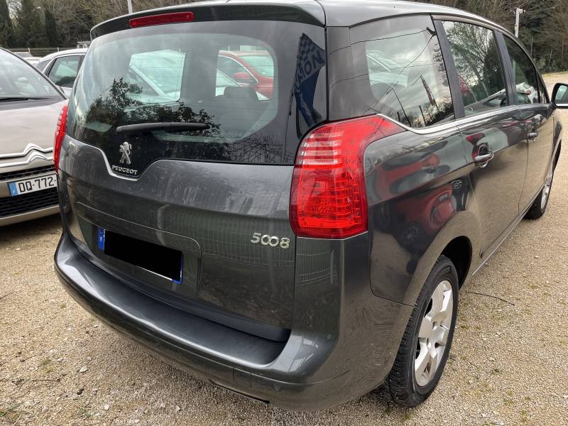 Elle est équipée du moteur 1.6 HDI 115 ch, reconnu pour sa fiabilité et sa consommation maîtrisée. A ARLES