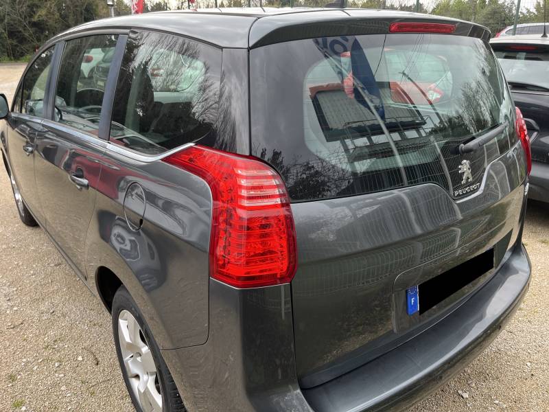 Voiture d’occasion PEUGEOT 5008 I Ph2 1.6 HDI 115 Active Business. 7 Places. Avec Régulateur limiteur de vitesse et GPS Europe ainsi que Radar de Recul. Garantie 12 Mois.
