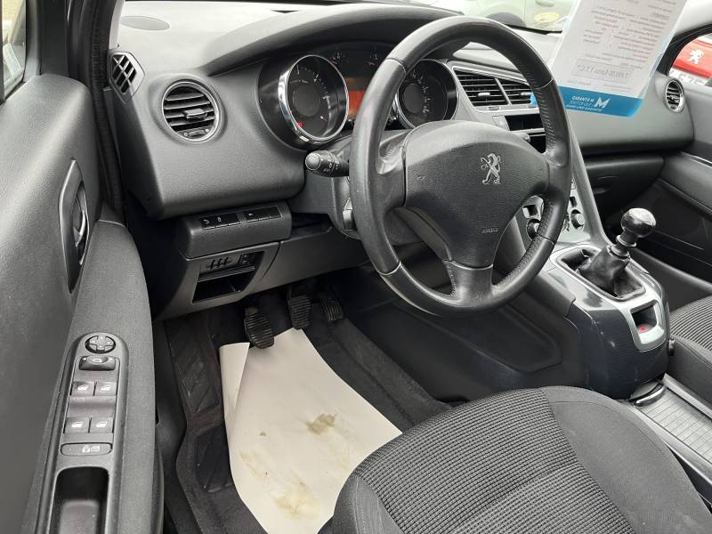 Voiture d’occasion PEUGEOT 5008 I Ph2 1.6 HDI 115 Active Business. 7 Places. Avec Régulateur limiteur de vitesse et GPS Europe ainsi que Radar de Recul. Garantie 12 Mois.