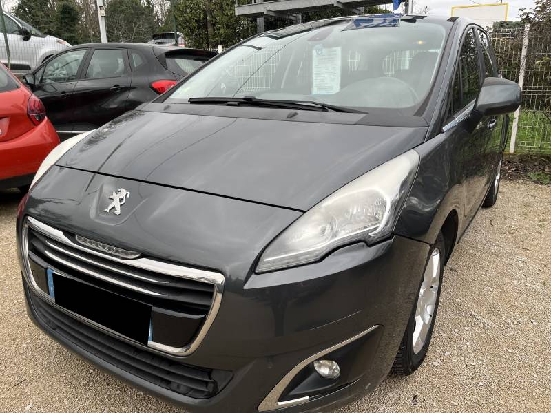 Voiture d’occasion PEUGEOT 5008 I Ph2 1.6 HDI 115 Active Business. 7 Places. Avec Régulateur limiteur de vitesse et GPS Europe ainsi que Radar de Recul. Garantie 12 Mois.