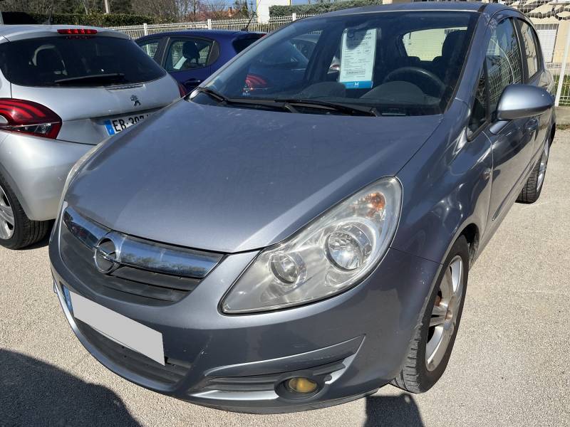 dispose de 5 places et 4 portes, idéale pour vos trajets en ville comme sur route autour d’Avignon et dans tout le Vaucluse.