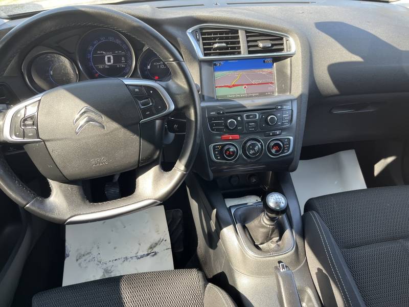 Voiture d’occasion CITROËN C4 II 1.6 HDI 115 Collection 5p. avec radar de recul et Climatisation automatique bizone ainsi que GPS Europe. Garantie 12 Mois.