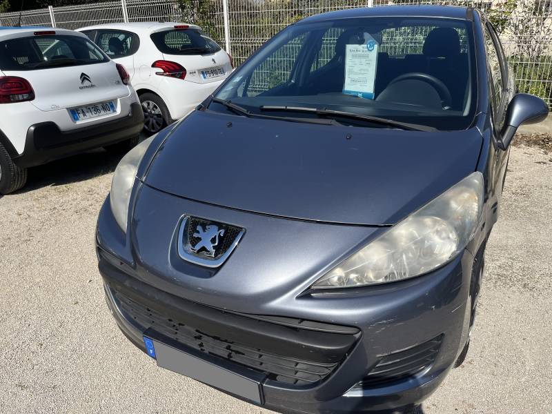 Sa boîte manuelle garantit une conduite simple et agréable.  Côté confort, cette Voiture d’occasion PEUGEOT 207 Ph2. 1.4 HDI 70 Urban avec climatisation et régulateur + limiteur de vitesses. Garantie 12 Mois. A CARPENTRAS