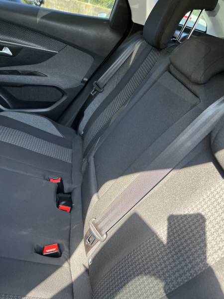 Côté présentation, ce SUV 5 portes en finition Active Business affiche une élégante teinte Gris Amazonite, très appréciée pour son style sobre et moderne. A ORANGE