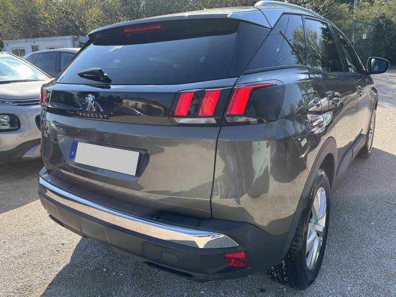 Voiture d’occasion PEUGEOT 3008 II 1.5 BLUE HDI 130 Active Business EAT 8 est également équipée de systèmes d’aide à la conduite essentiels comme l’alerte de franchissement de ligne, renforçant votre sécurité sur route. A ARLES