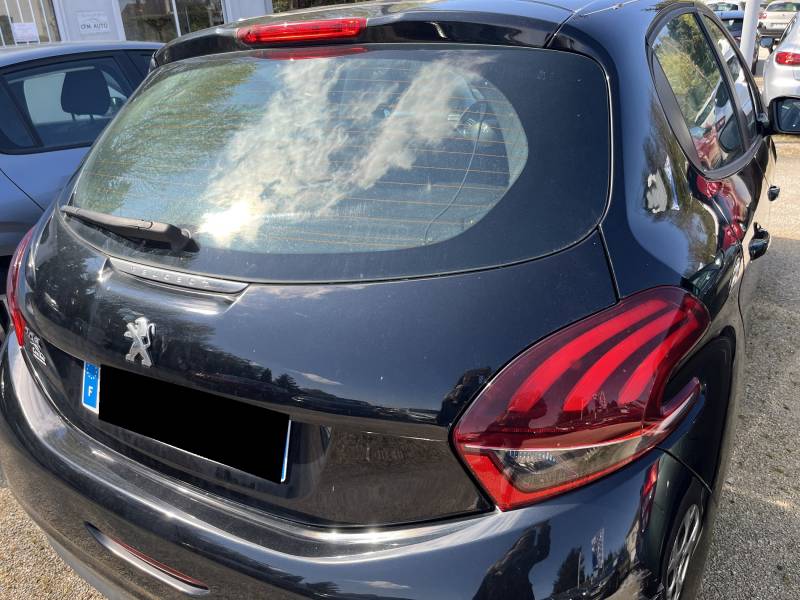 Sous le capot, son moteur 1.5 Blue HDI de 102 chevaux, associé à une boîte manuelle, offre un excellent compromis entre performances et économie de carburant. A NIMES