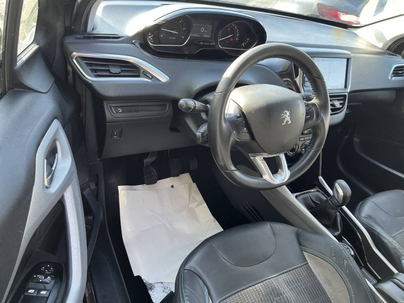 Voiture d’occasion PEUGEOT 2008 1.6 Blue HDI 100 Urban Cross. 5p. avec Crochet d’Attelage AR et régulateur et Régulateur + Limiteur de vitesse ainsi que radar de recul. Garantie 12 Mois.