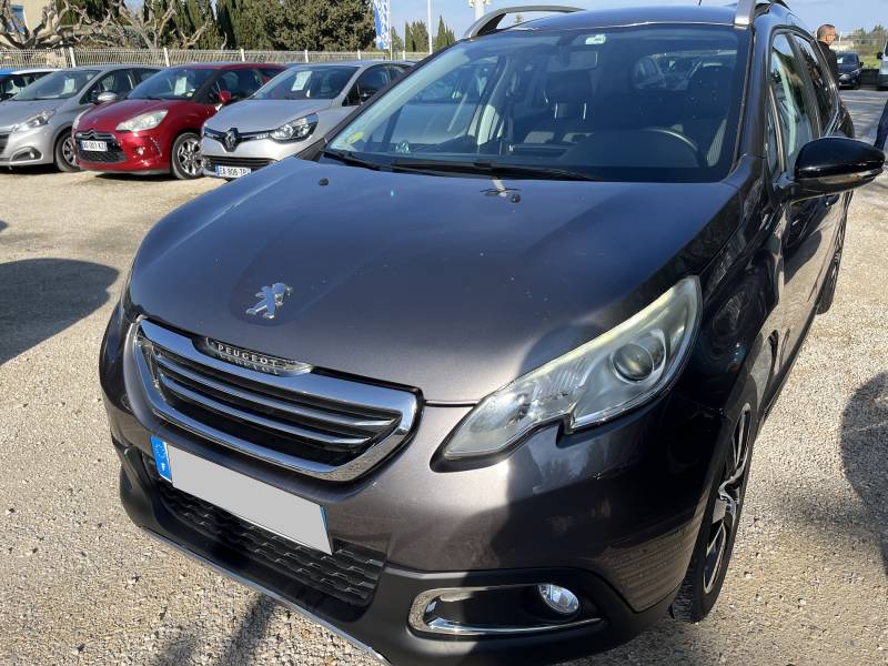 Voiture d’occasion PEUGEOT 2008 1.6 Blue HDI 100 Urban Cross. 5p. avec Crochet d’Attelage AR et régulateur et Régulateur + Limiteur de vitesse ainsi que radar de recul. Garantie 12 Mois.