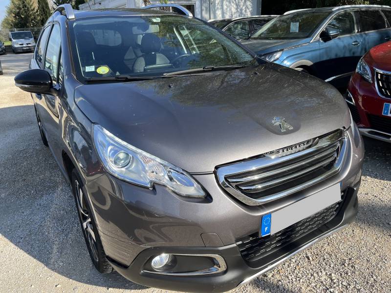 Voiture d’occasion PEUGEOT 2008 1.6 Blue HDI 100 Urban Cross. 5p. avec Crochet d’Attelage AR et régulateur et Régulateur + Limiteur de vitesse ainsi que radar de recul. Garantie 12 Mois.