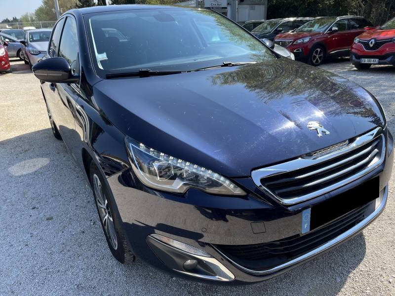 Voiture d’occasion PEUGEOT 308 II 1.6 BLUE HDI 120 Allure. BV6. 5p. avec GPS Europe Tactile et Régulateur + Limiteur de vitesse ainsi que Radar AV + AR + Caméra de Recul. Garantie 12 Mois.