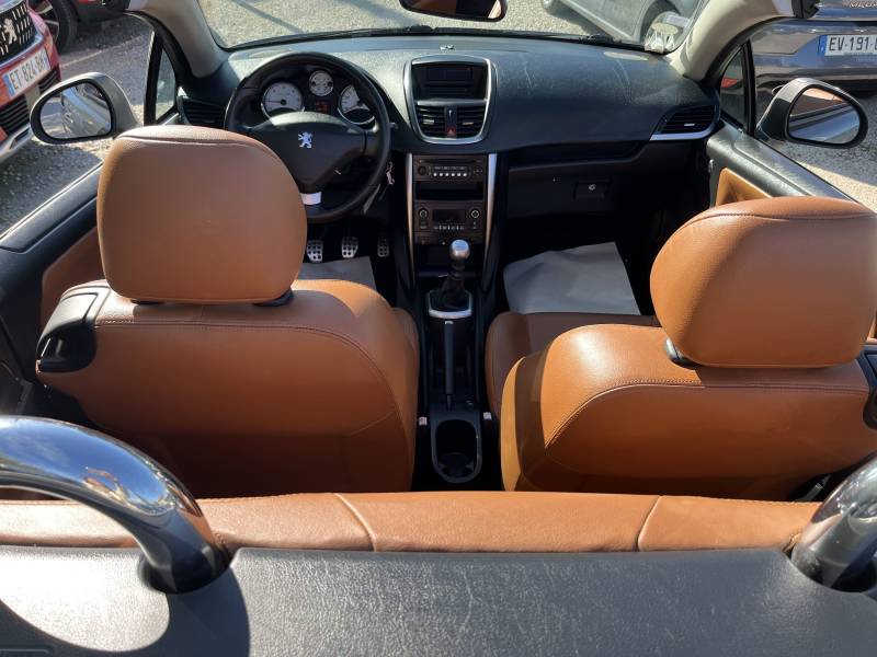 Équipée du moteur 1.6 HDI 112 chevaux associé à une boîte manuelle 6 vitesses, elle offre un excellent compromis entre performance et consommation maîtrisée (127 g/km de CO² – Crit’Air 2), idéal pour circuler sereinement dans Avignon et tout le Vaucluse.