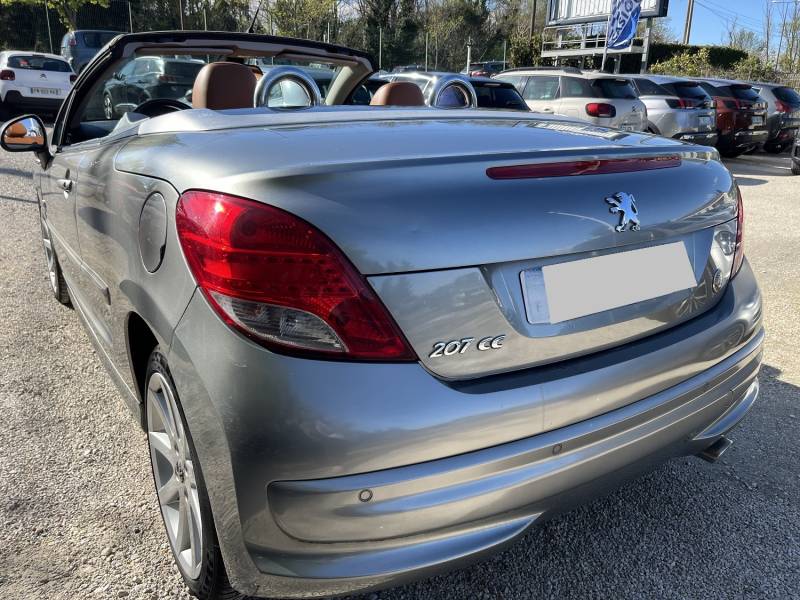 Voiture d’occasion PEUGEOT 207 CC Ph2 1.6 HDI 112 Rolland Garros. BV6. Avec Climatisation Automatique et Sièges Chauffants ainsi que sièges en Cuir Marron. Garantie 12 Mois. 1ère Main.
