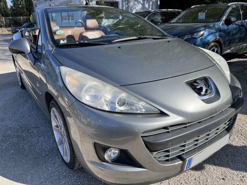 Voiture d’occasion PEUGEOT 207 CC Ph2 1.6 HDI 112 Rolland Garros. BV6. Avec Climatisation Automatique et Sièges Chauffants ainsi que sièges en Cuir Marron. Garantie 12 Mois. 1ère Main.
