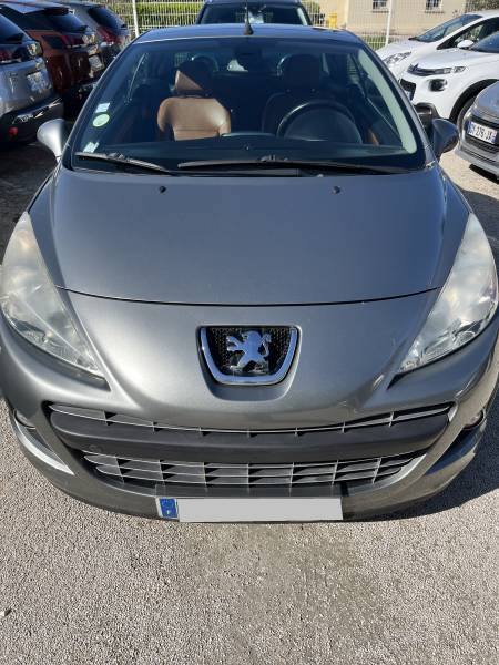 Voiture d’occasion PEUGEOT 207 CC Ph2 1.6 HDI 112 Rolland Garros. BV6. Avec Climatisation Automatique et Sièges Chauffants ainsi que sièges en Cuir Marron. Garantie 12 Mois. 1ère Main.