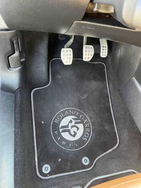 Voiture d’occasion PEUGEOT 207 CC Ph2 1.6 HDI 112 Rolland Garros. BV6. Avec Climatisation Automatique et Sièges Chauffants ainsi que sièges en Cuir Marron. Garantie 12 Mois. 1ère Main.