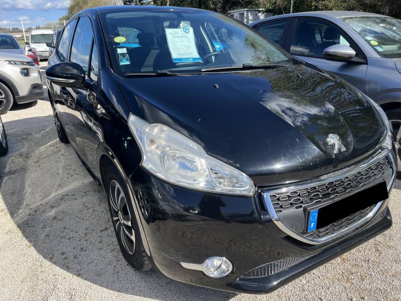 Voiture d’occasion PEUGEOT 208 1.4 HDI 70 Active. 5p. Avec climatisation et régulateur et Limiteur de vitesse ainsi que Ecran Tactile. Garantie 12 Mois.