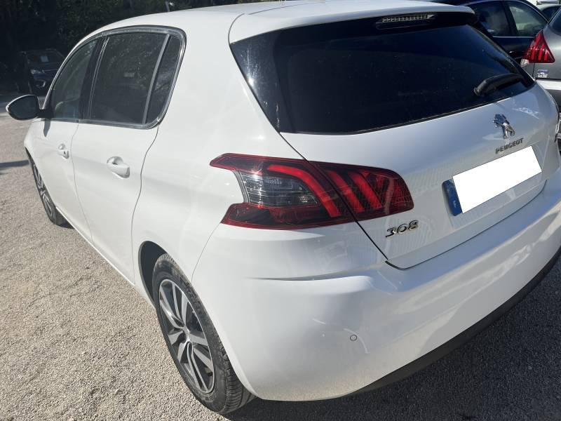 Finition Allure Business, cette Voiture d’occasion PEUGEOT 308 II 1.5 BLUE HDI 130 Allure Business EAT 8 bénéficie d’équipements appréciables. A CARPENTRAS