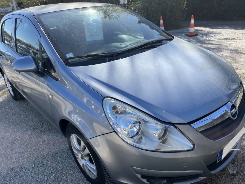 Voiture d’occasion OPEL CORSA 1.3 CDTI 75 Essentia. 5p. Avec climatisation et Radio CD MP3 commande au volant. Garantie 12 Mois.