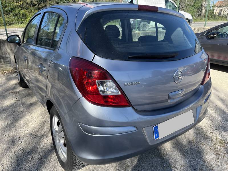 Voiture d’occasion OPEL CORSA 1.3 CDTI 75 Essentia. 5p. Avec climatisation et Radio CD MP3 commande au volant. Garantie 12 Mois.
