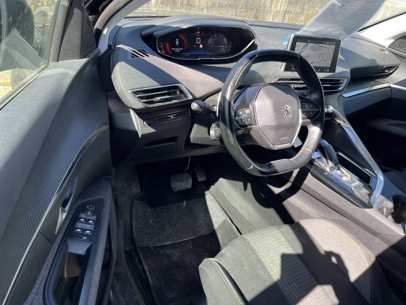 N’hésitez pas à venir découvrir ce PEUGEOT 3008 II 1.5 BLUE HDI 130 Active Business EAT8 dans notre concession à Avignon, dans le Vaucluse.