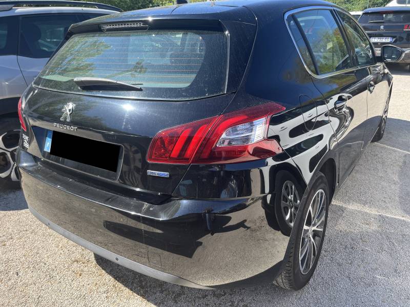  308 II 1.6 BLUE HDI 120 Allure séduit par sa sobriété et ses équipements modernes, incluant GPS Europe tactile, régulateur + limiteur de vitesse et radar avant et arrière. A CARPENTRAS