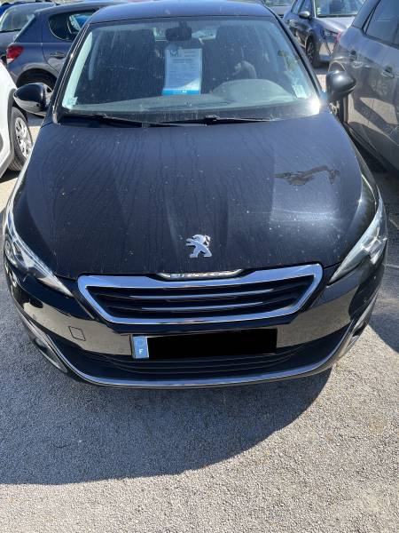 Disponible à Avignon, cette berline diesel allie élégance et performance, idéale pour vos trajets quotidiens comme pour les longues distances dans le Vaucluse.