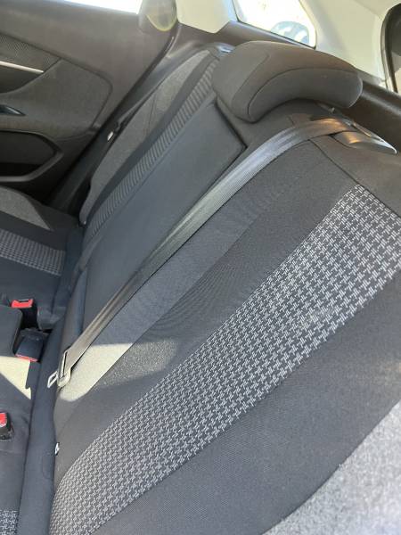 Sa configuration en boîte manuelle 6 vitesses, sa finition soignée en Noir Verni et son habitacle spacieux en font un choix pertinent pour circuler sereinement dans Avignon et dans tout le Vaucluse.