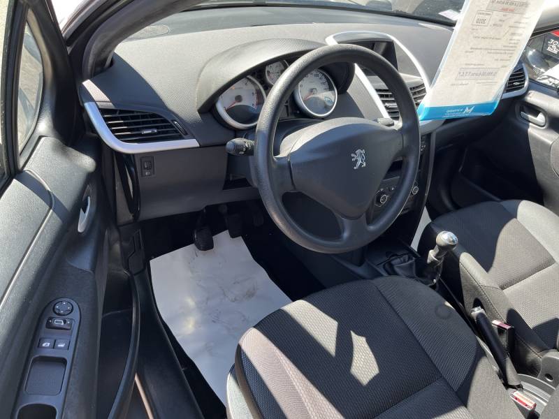 Voiture d’occasion PEUGEOT 207 Ph2 1.6 HDI 90 Active. 5p. 1ère Main. Avec climatisation et radio CD MP3 commande au volant. Garantie 12 Mois.