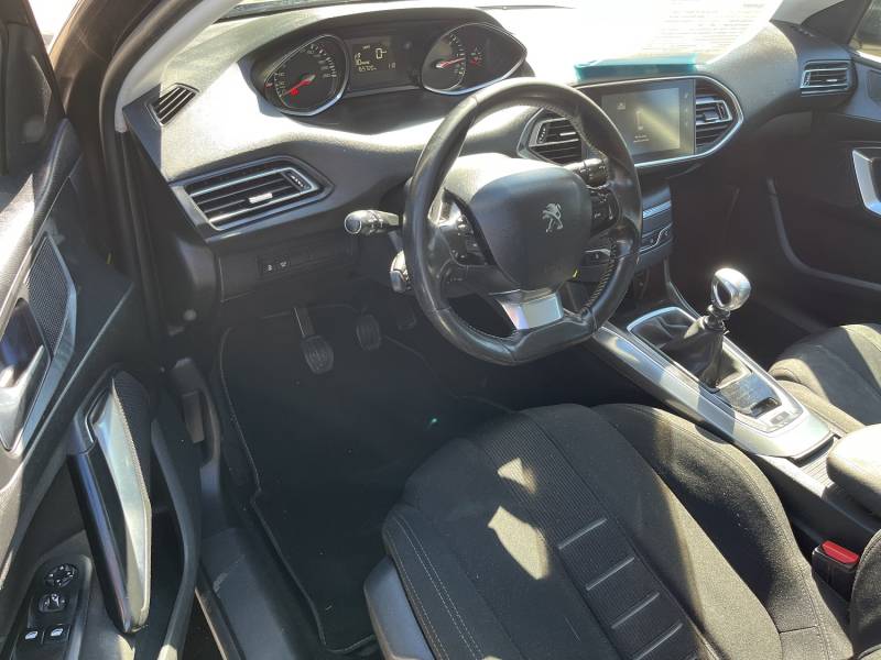 PEUGEOT 308 II 1.6 e-HDI 115 Allure séduit par son équilibre entre confort, sobriété et équipements modernes. A NIMES