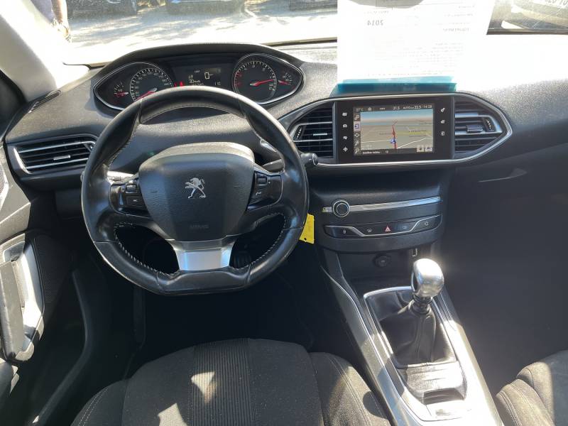 Voiture d’occasion PEUGEOT 308 II 1.6 e-HDI 115 Allure. BV6. 5p. avec GPS Europe Tactile et Régulateur + Limiteur de vitesse ainsi que Radar AV + AR. Garantie 12 Mois.