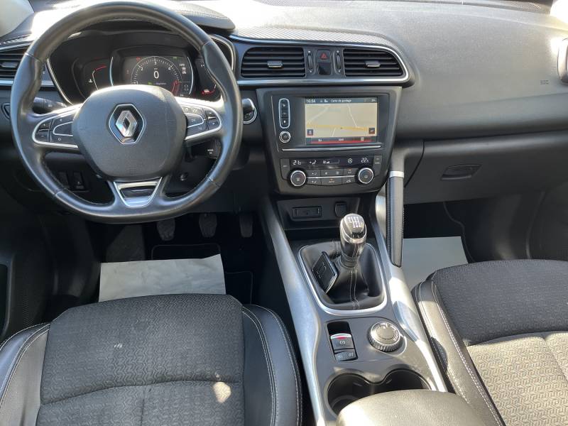 Voiture d’occasion RENAULT KADJAR 1.6 DCI 130 Zen. BV6. 5p. Avec radars AV et AR + Caméra et GPS Europe Tactile ainsi que Toit Panoramique. Garantie 12 Mois.