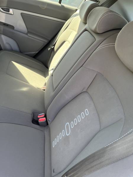 KIA Sportage III 1.7 CRDI 115 Active 2 WD 5p avec GPS Europe et Caméra AV + AR et Radars de Recul Garantie 12 Mois, un SUV fiable et polyvalent parfaitement adapté à vos trajets quotidiens comme à vos déplacements plus longs. A ORANGE