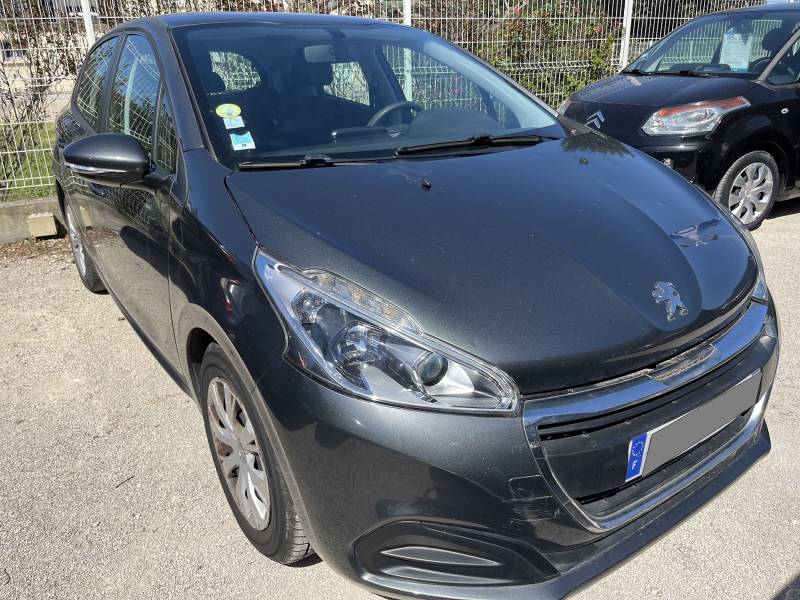 Voiture d’occasion PEUGEOT 208 I Ph2 1.6 Blue HDI 75 Active Business 5p. avec Climatisation et Téléphone Bluettooth ainsi que régulateur de vitesse. Garantie 12 Mois.