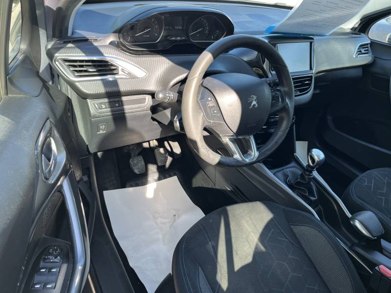 Voiture d’occasion PEUGEOT 2008 I Ph2 1.5 Blue HDI 102 Style 5p. avec GPS Europe Ecran Tactile CarPlay et Régulateur et Limiteur de vitesse. Garantie 12 Mois.